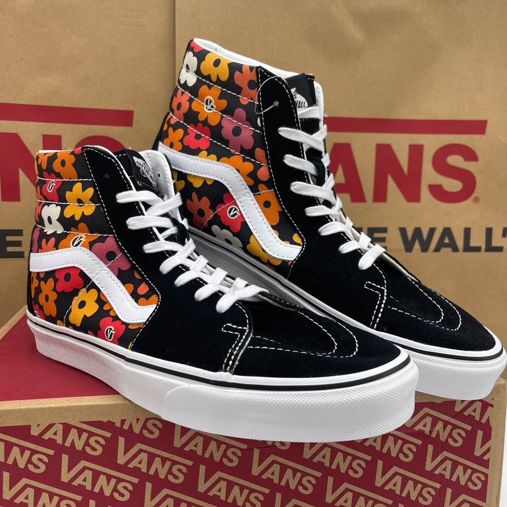 Vans Men’s Sk8-Hi
Flower Black/Multi Sneakers 
VN000D5IBML
 Floral High-Top - Picture 3 of 16